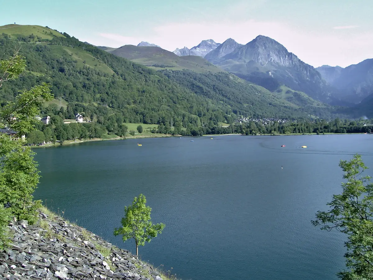 Vue du lac de Génos-Loudenvielle, vallée du Louron, Hautes-Pyrénées